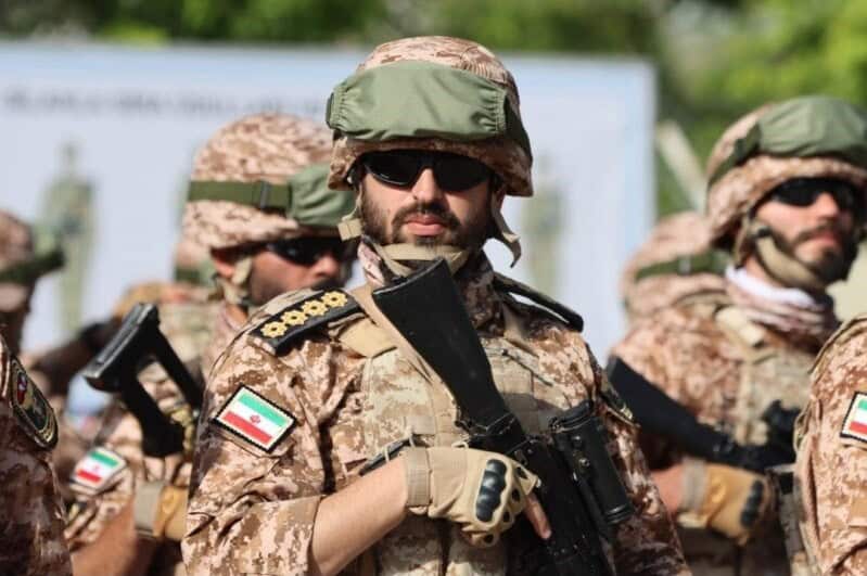 Mwanajeshi wa Iran katika mazingira ya kijeshi