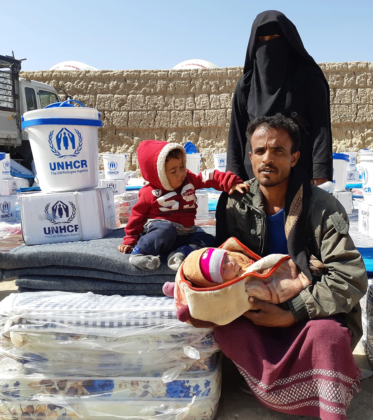 Familia iliyohama makazi nchini Yemen ikipokea msaada wa UNHCR; picha ya kumbukumbu